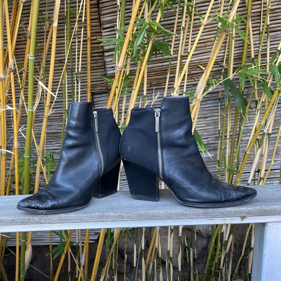 SOLD | Black Donald J Pliner Boots , Size 9 🖤 - Picture 9 of 9